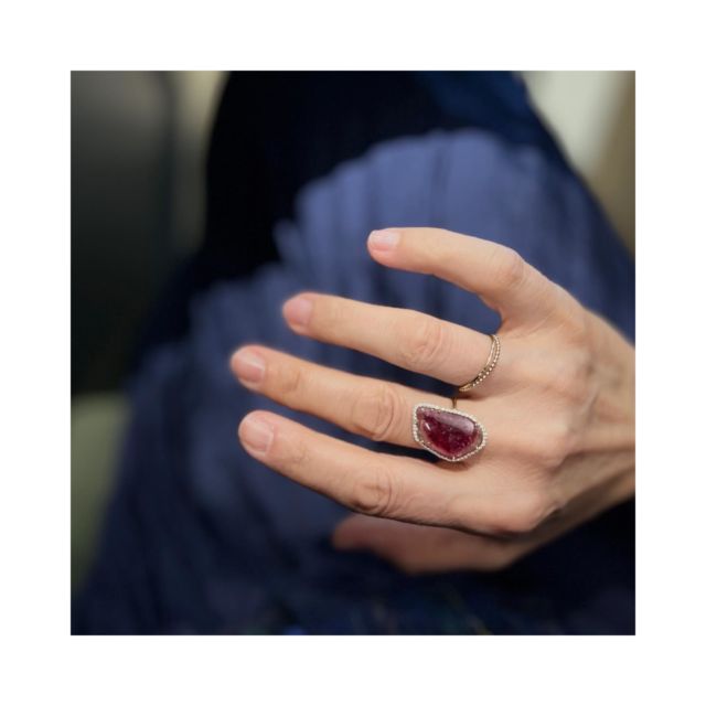 • TOURMALINE •

Notre tourmaline pour sublimer votre printemps!

#reveriesdeve #geneve #joailleriegeneve #creatricesuisse #bijouxuniques #orrecyclé #instajewel #atelierjoaillerie