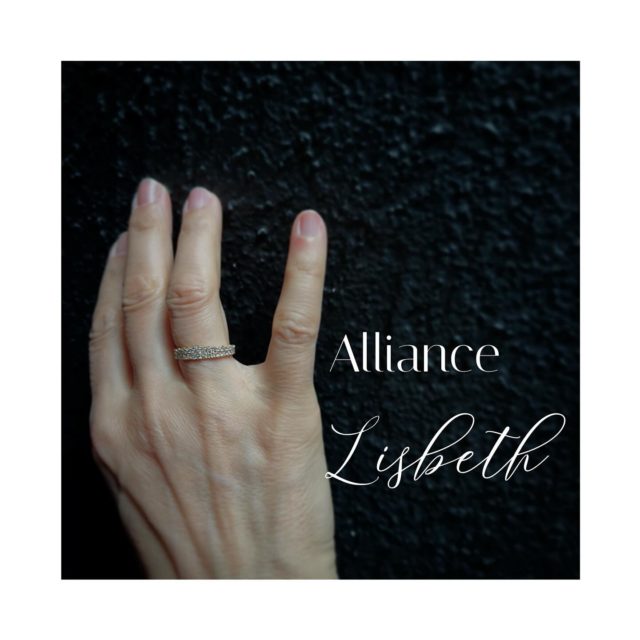 • LISBETH •

Notre magnifique alliance Lisbeth, inspirée des bijoux Art Deco de la reine Elisabeth II. Tout en élégance intemporelle

#reveriesdeve #creatricesuisse #joailleriegeneve #geneve #orrecyclé #bijouxuniques