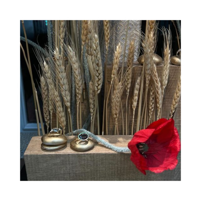 • PRINTEMPS •

Envie de couleurs et de printemps! 
Merci à @karinealips pour son magnifique travail de deco!

#reveriesdeve #bijouxuniques #mariage #orrecyclé #creatricesuisse #geneve #joailleriegeneve