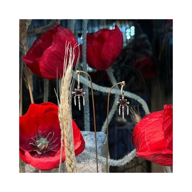 • FRAIS •

Des jolies boucles toutes fraîches et lumineuses! Et tellement féminines 💫

#reveriesdeve #boucles #orrecyclé #geneve #joailleriegeneve #creatricesuisse #bijouxuniques