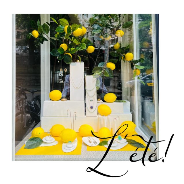 • L’ESTATE ! •

Notre belle vitrine du mois de juin, les citronniers de Sicile, un avant goût des vacances, du sel sur la peau, du soleil qui brûle la peau, l’ombre des feuilles, le renouveau!

Merci @karinealips pour son œil incroyable
Vitrine @karinealips 

#reveriesdeve #joailleriegeneve #creatricesuisse #orrecyclé #Genève #bijouxfaitsmain #bijouxuniques
