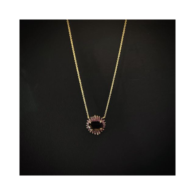 • VIBRATIONS •

Vibration sourde des couleurs, mélange de spinelle aubergine, de dégradé de saphirs roses et d’or noirci. 

#reveriesdeve #joailleriegeneve #geneve #orrecyclé #designsuisse #creatricesuisse #bijouxfaitsmain #saphirs