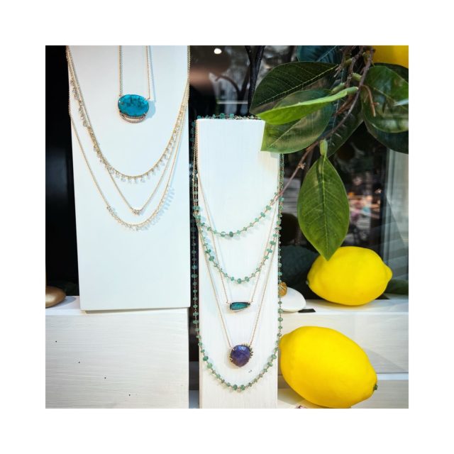• 🍋 •

Couleurs vibrantes pour l’été!

#reveriesdeve #joailleriegeneve #geneve #orrecyclé #bijouxfaitsmain #creatricesuisse #swissdesign