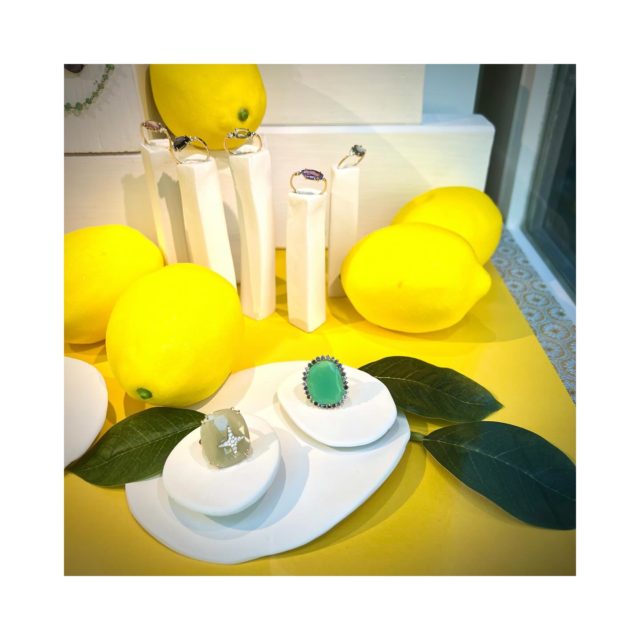 • LEMON •

Les couleurs de l’été! 🍋🍏🥝

Vitrine: merci à @karinealips 

#reveriesdeve #bijouxuniques #creatricesuisse #summer #bijouxété #geneve #joailleriegeneve