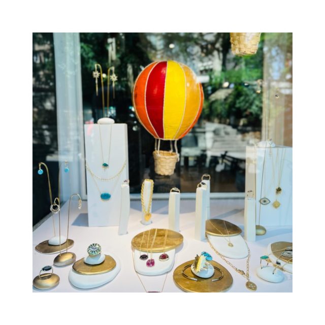 • LÉGÈRETÉ •

Nos jolies montgolfières pour l’été! 

Vitrine @karinealips 🙏🏼 

#reveriesdeve #creatricesuisse #joailleriegeneve #bijouxuniques #ete2025 #orrecyclé #geneve
